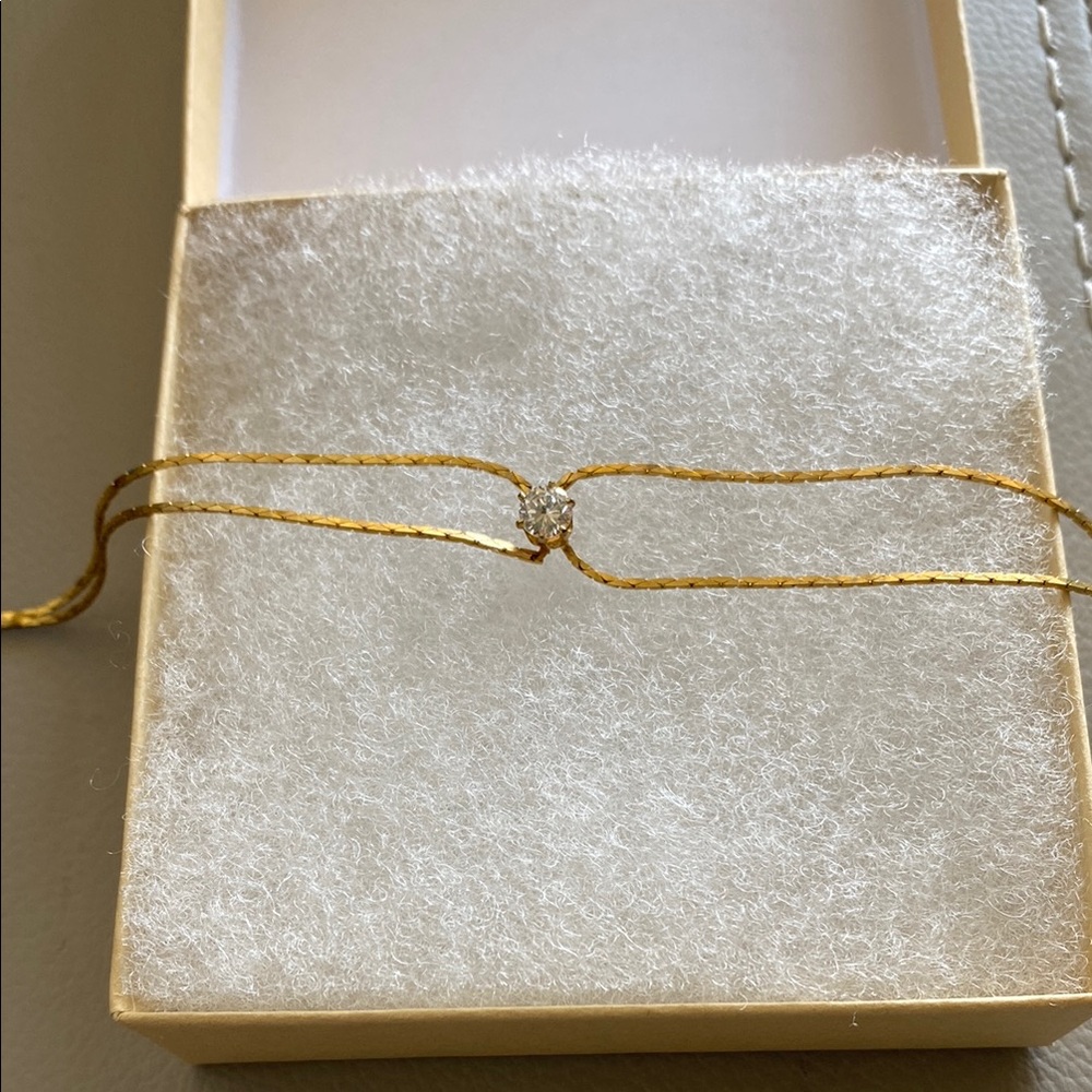 Elegant Gold Bracelet with Crystal Accent